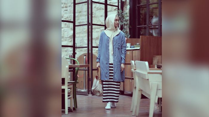 Simpel dan Cantik, Gaya Hijab Rina Nose Jadi Tren