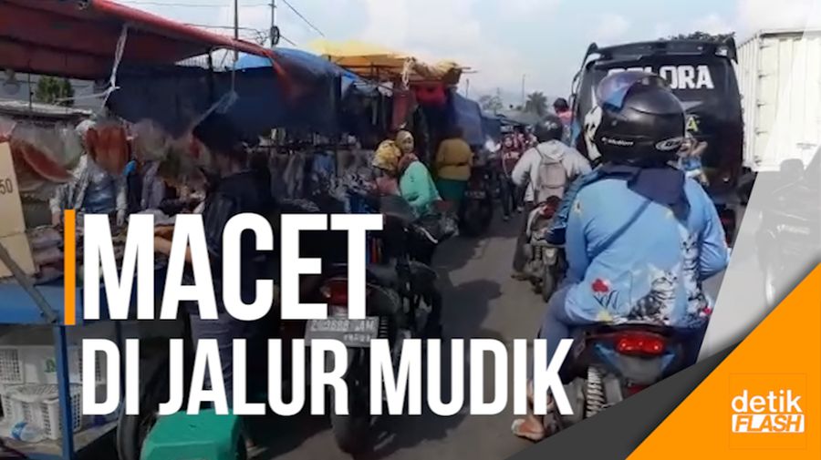 PKL Bikin Macet Jalur Mudik Arah Selatan