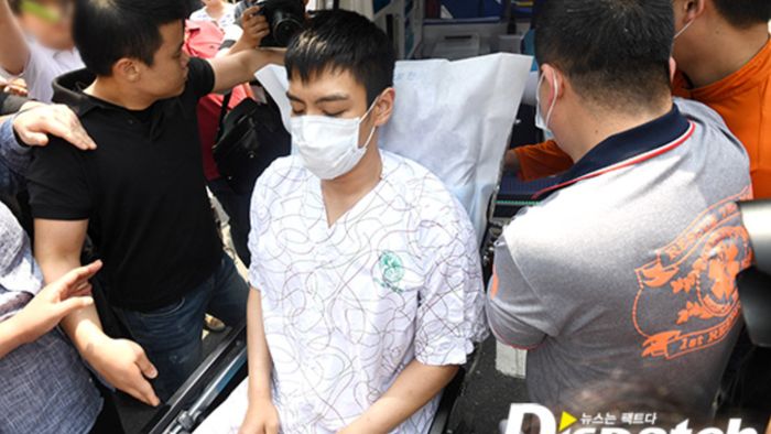 Tampilan T.O.P BIGBANG Saat Dipindahkan dengan Kursi Roda