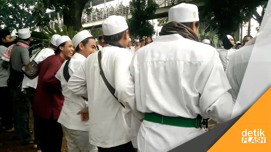 Massa 313 Buat Barikade Biar Tak Disusupi Provokator