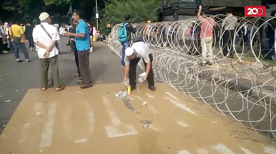 Bubarkan Diri, Massa FPI Punguti Sampah  