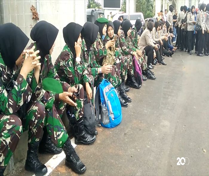 TNI Berjilbab Bersiaga di Mabes Polri
