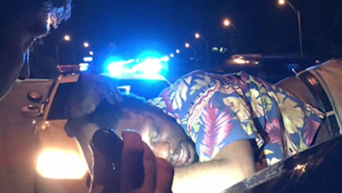 Pria Mabuk Ini Tidur di Belakang Mobil, Terbawa Hingga 22 KM