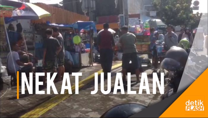 Dijaga Petugas, Trotoar Jatinegara Tetap Dijajah PKL 