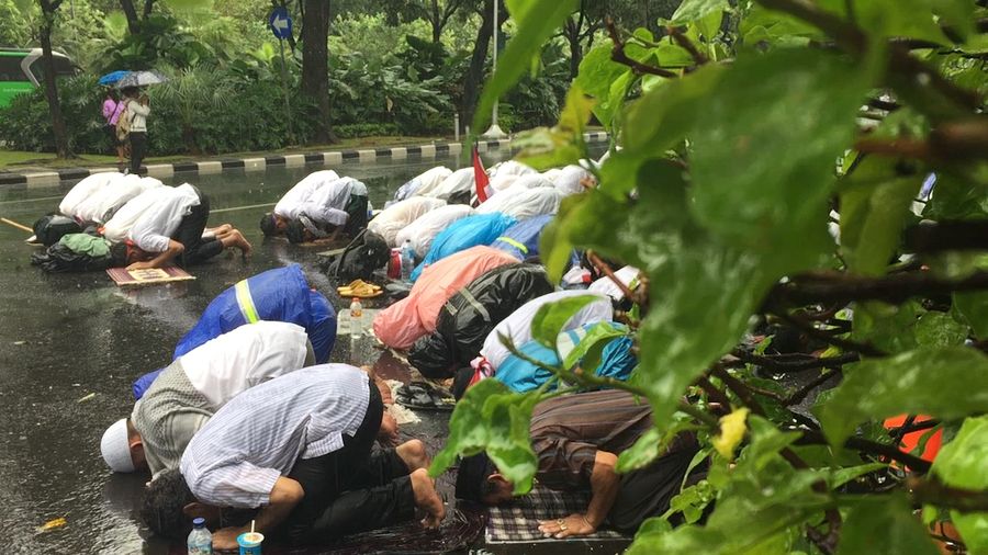 Enggak Kebagian Tempat, Lautan Massa Salat di Jalan