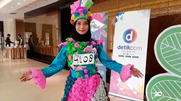 Wow! Hijabers Ini Pakai Baju dari Plastik Bekas