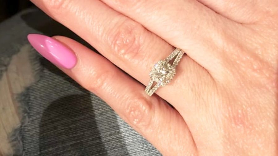 Romantis! Pria Ini Lamar Kekasihnya di Pesawat AirAsia