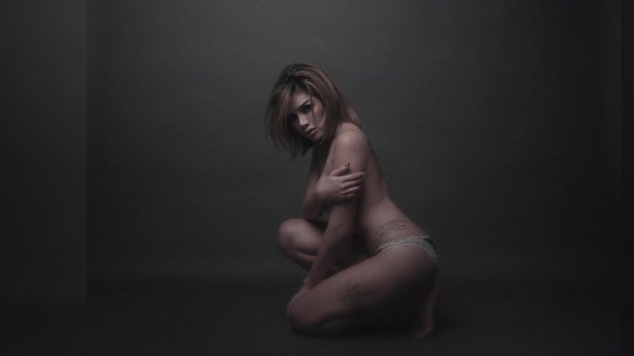 Nikita Mirzani Lagi-lagi Pose Setengah Bugil