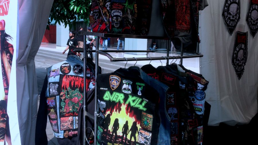 Berburu Merchandise Keren di Hammersonic
