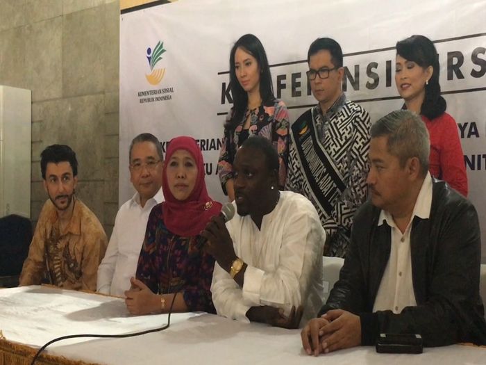 Akon Siap Terangi Suku Anak Dalam