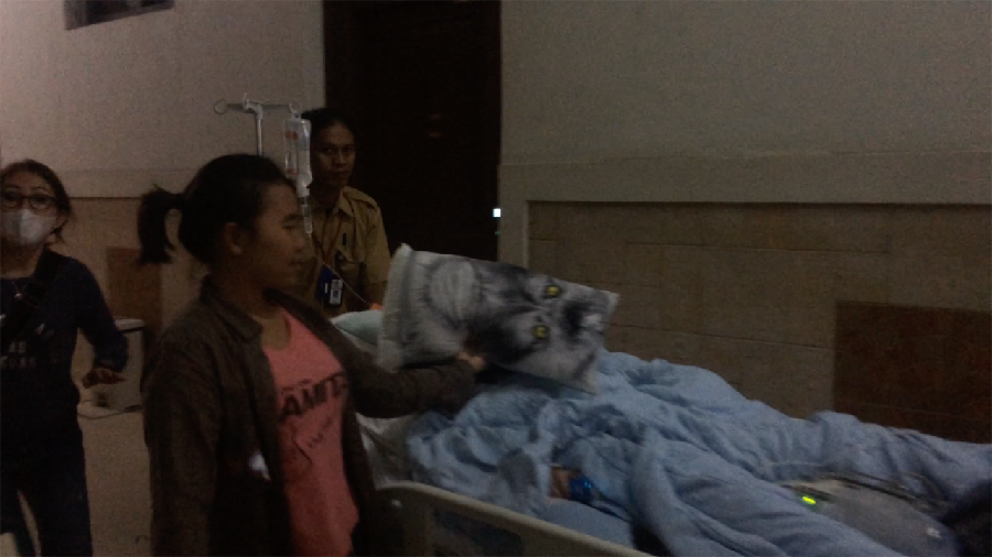 Usai Cuci Darah, Jupe Keluar Ruangan Ditutup Bantal