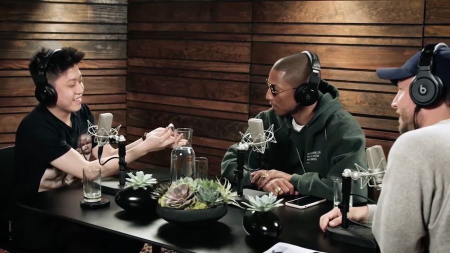 Rich Chigga Hadiahkan Batu Akik untuk Pharrell Williams