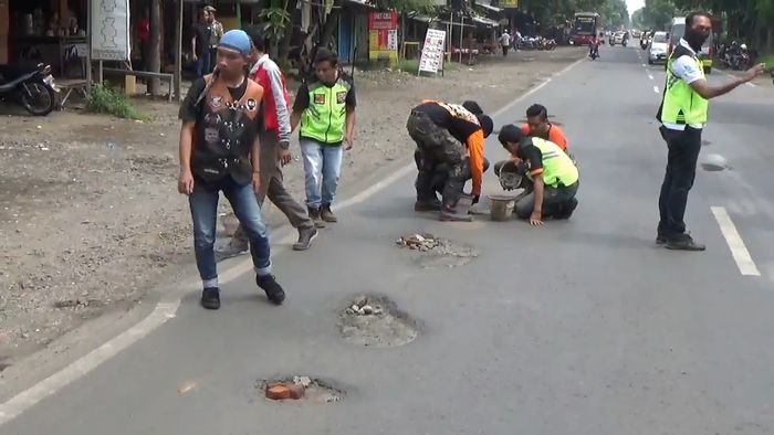 Dipenuhi Lubang, Biker Probolinggo Tambal Jalur Maut  