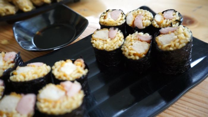 Mie Instan Bertransformasi Jadi Sushi di Warunk Exito