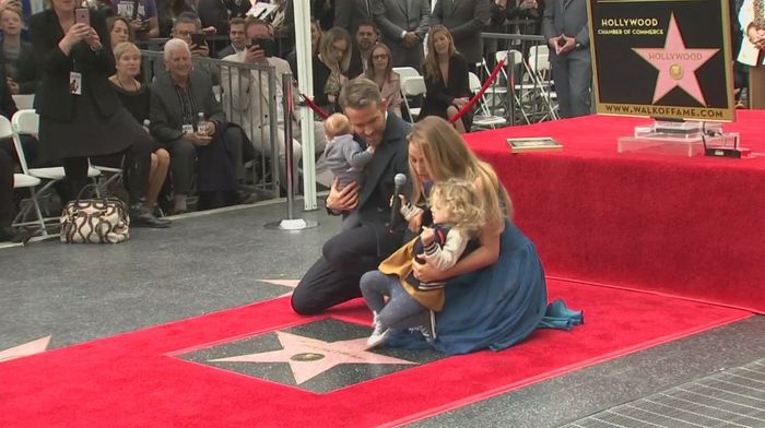 Ryan Reynolds Boyong Keluarga Saat Terima Bintang Hollywood Walk of Fame
