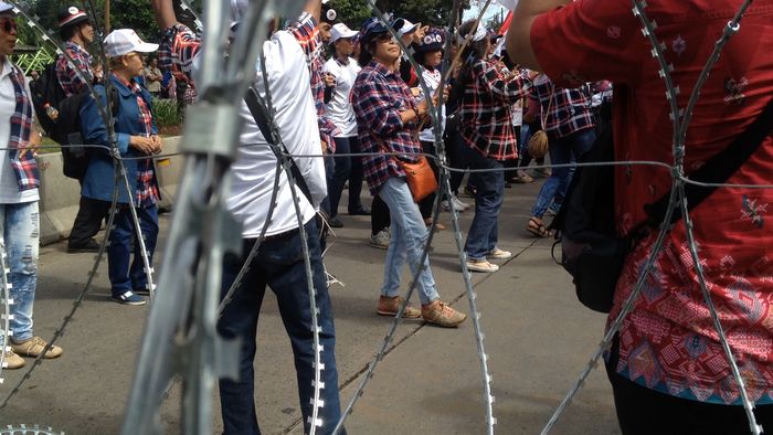 Massa Pro-Ahok Joget, yang Kontra-Ahok Berorasi