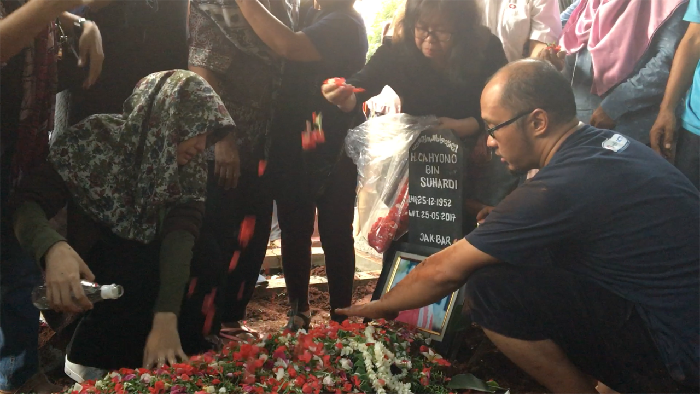 Isak Tangis Anak Iringi Pemakaman Cahyono