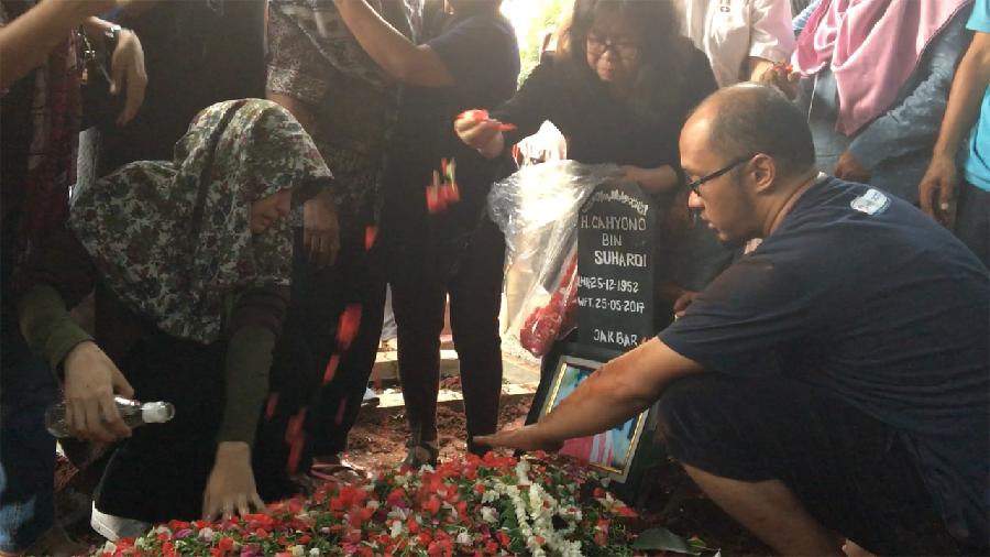 Isak Tangis Anak Iringi Pemakaman Cahyono
