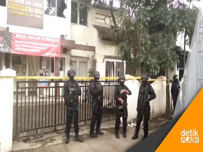 Warga Berdatangan Melihat TKP Baku Tembak di Cicendo