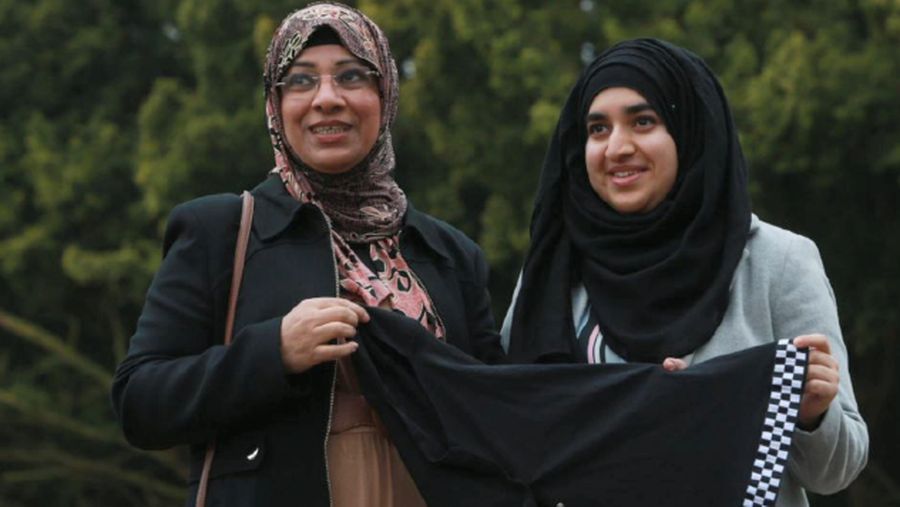 Inilah Ibu dan Anak yang Jadi Polwan Berhijab Pertama di Skotlandia