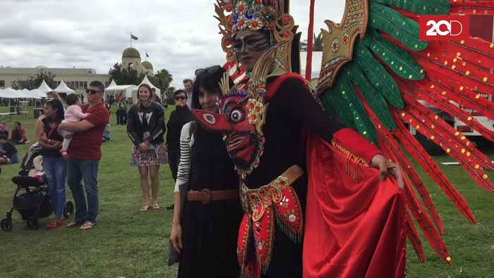 Warga Australia Berburu Foto dengan Kostum Karnival dari Malang 