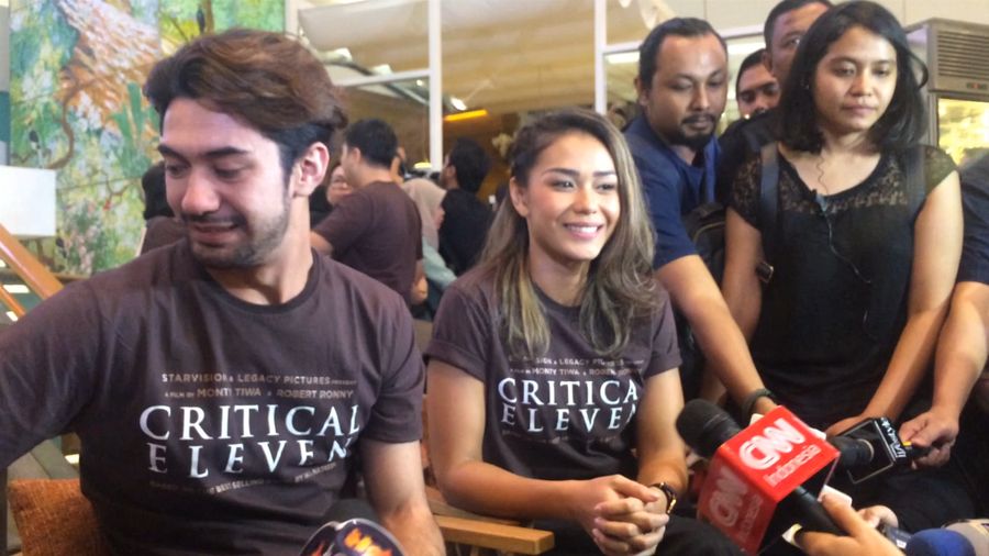 Reza Rahadian dan Adinia Wirasti Tampil Total di Critical Eleven