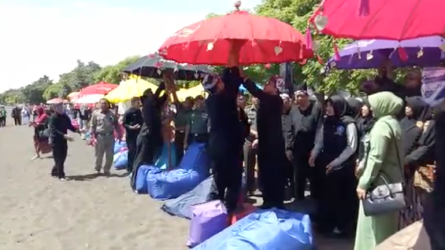 Melihat Keindahan Wisata Syariah Pantai Pulau Santen