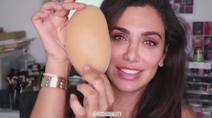 Beauty Blogger Ini Gunakan Busa Bra Sebagai Pengganti Beauty Blender