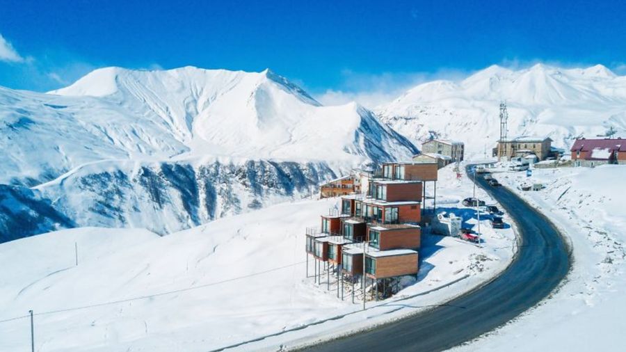 Hotel Kontainer Minimalis di Tengah Gunung Salju