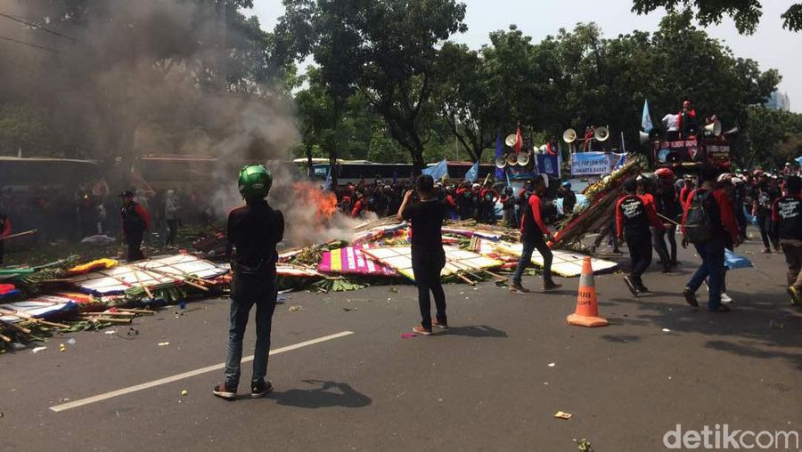 Djarot Keluhkan Aksi Buruh Bakar Karangan Bunga