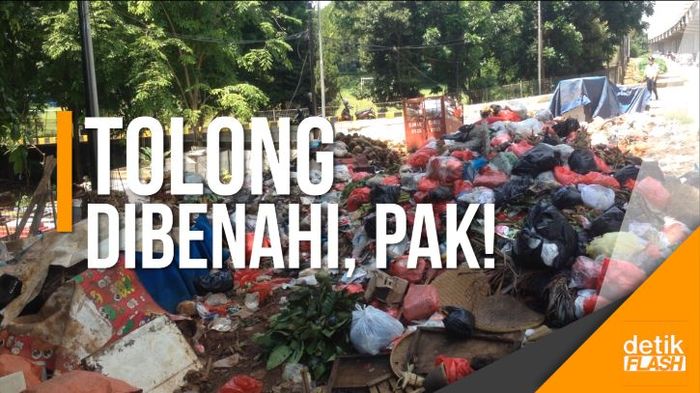 Huek! Sampah Numpuk di Bawah Tol Becakayu, Bau Busuk Keluar