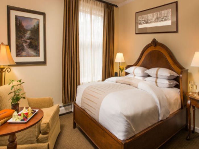 Berani Menginap di Hotel Horor dari Film The Shining ?