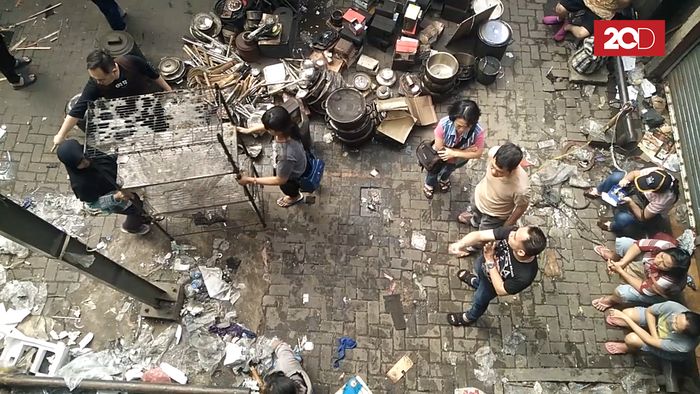 Pedagang Gotong Royong Cari Dagangan yang Bisa Diselamatkan