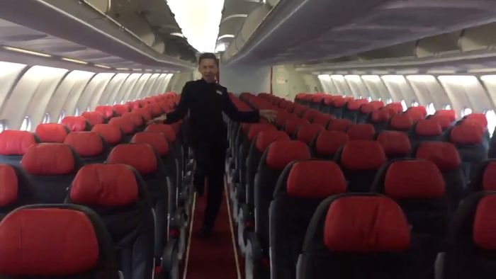 Aksi Pramugara AirAsia Tirukan Britney Spears Jadi Viral