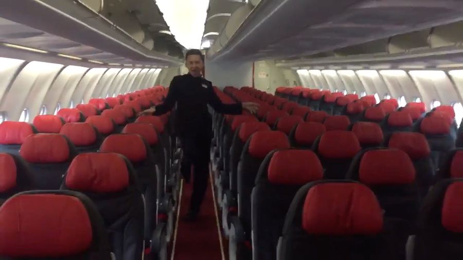 Aksi Pramugara AirAsia Tirukan Britney Spears Jadi Viral
