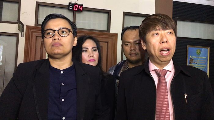 Pembacaan Ikrar Talak Aming-Evelyn Ditunda 