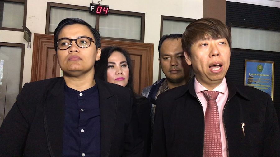 Pembacaan Ikrar Talak Aming-Evelyn Ditunda 