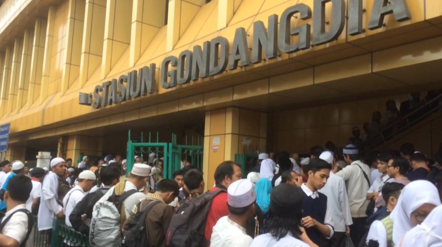 Massa Mulai Padati Stasiun Gondangdia
