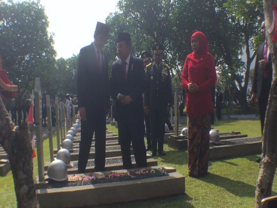 Presiden Jokowi Tabur Bunga di Makam Pahlawan