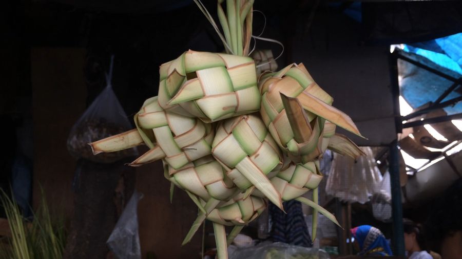 Bisnis Ketupat Lebaran yang Kian Menjerit
