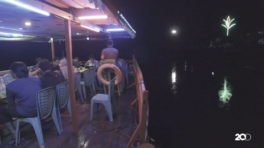 Cafe Bandong Suguhkan Sensasi Kuliner di Atas Sungai Sekayam