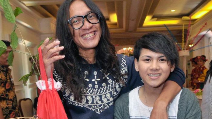 Evelyn Posesif, Alasan Aming Gugat Cerai?