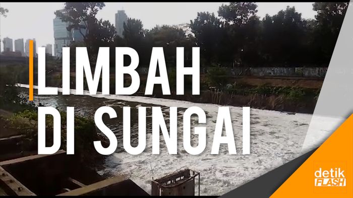 Sungai Ciliwung di Manggarai Penuh Buih