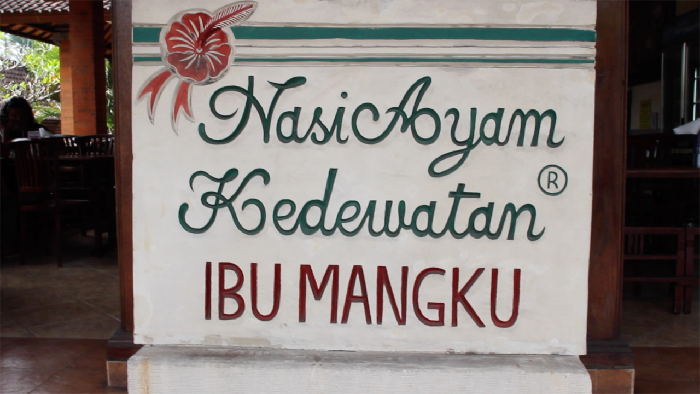 Nasi Ayam Campur Bu Mangku Kedewatan yang Melegenda