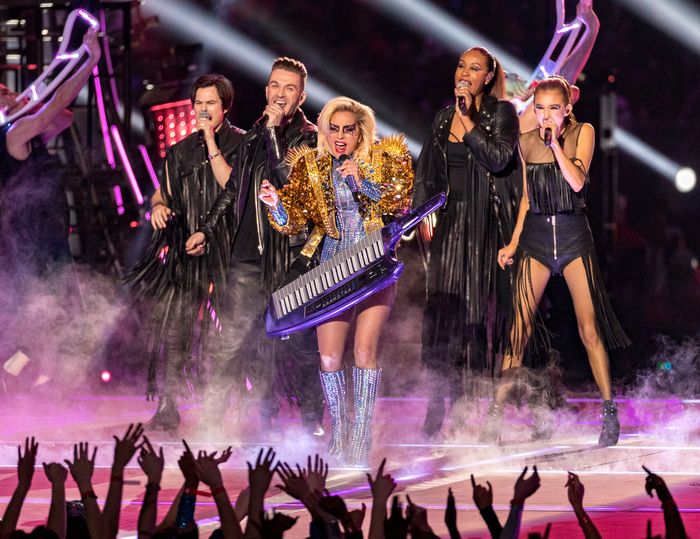 Gokil! Lady Gaga Duet dengan Metallica di Grammy 2017