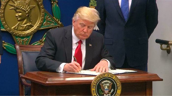 Donald Trump Kontrol Pakaian Stafnya