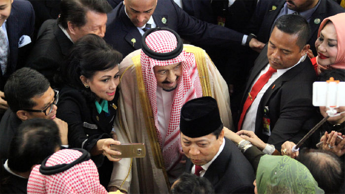 Anggota DPR Tak Mau Ketinggalan Selfie Bareng Raja Salman