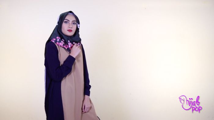 Tutorial: Hijab Satin Motif Segi Empat 