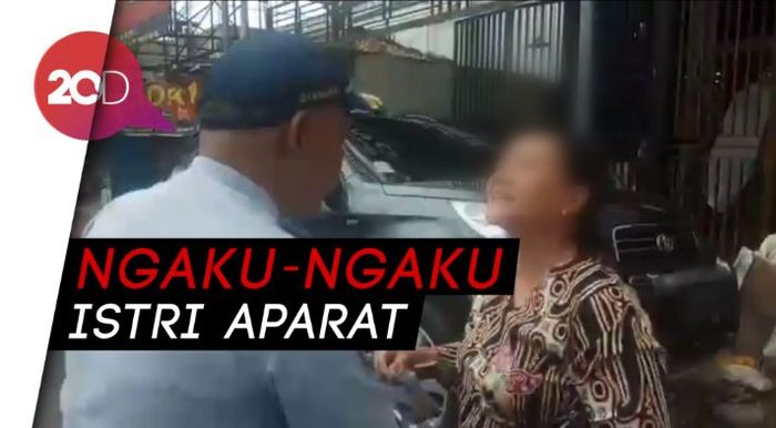 Tak Terima Diderek, Wanita ini Protes ke Petugas Dishub