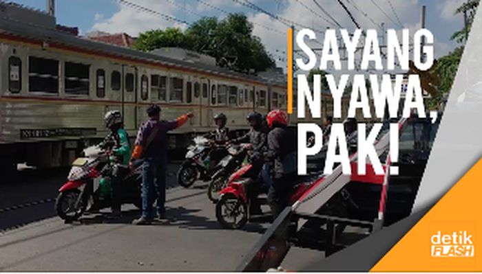 Pengendara di Perlintasan Kereta Ini Bikin Geleng-geleng Kepala